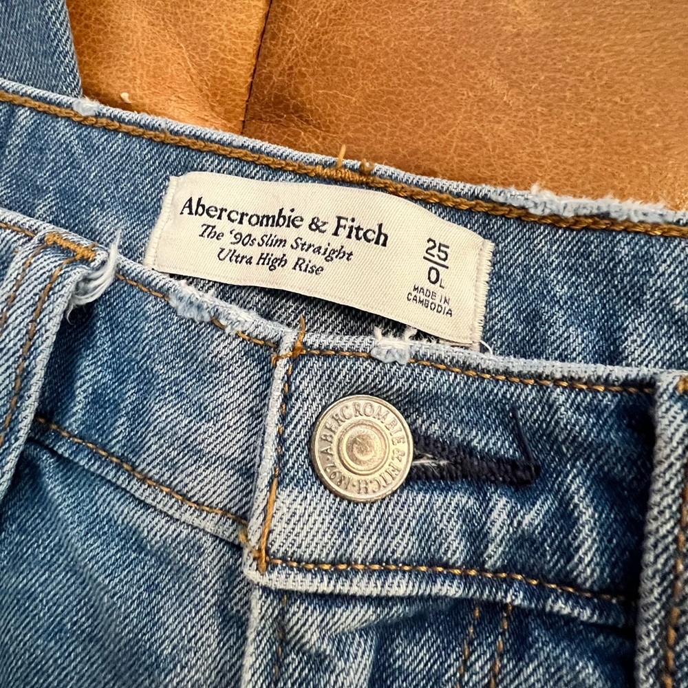 Abercrombie & Fitch '90s Slim Straight Ultra High Rise 25L